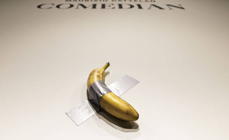 Najdroższy banan na świecie. „Komediant” Maurizio Cattelan, fot. PAP/JUSTIN LANE