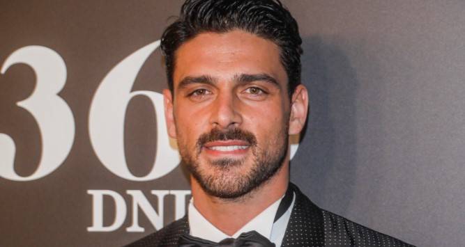 Michele Morrone w najnowszej kampanii marki Guess! Aktor z "365 dni" na zmysłowych fotografiach 