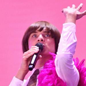 Ta aktorka jest spokrewniona z Ralphem Kaminskim. Zagrała m.in. w "Skazanej"