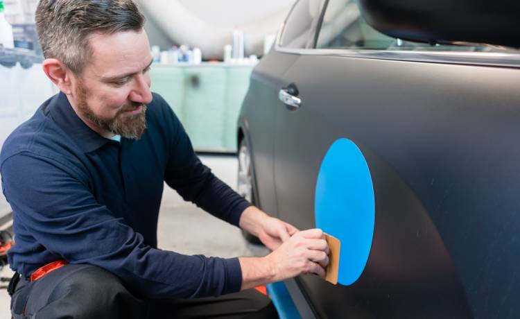 Masz naklejki na aucie? Mogą być dużym zagrożeniem!