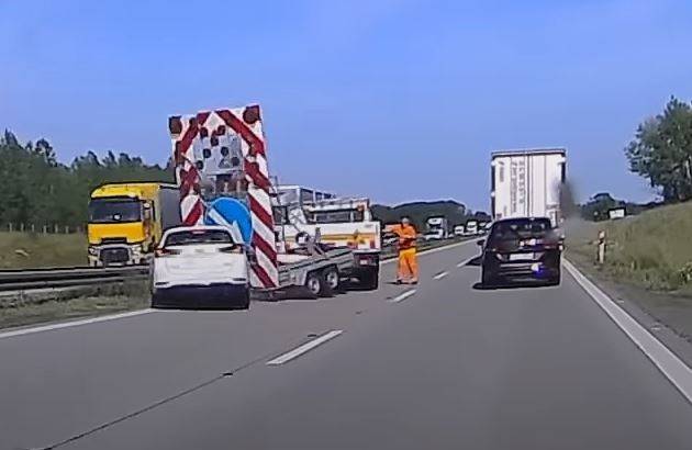 Chwile grozy na A4. Samochód wjechał w służbę drogową! Nagranie trafiło do sieci [WIDEO]