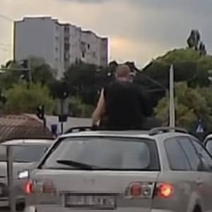 Zgierz: Wychylał się przez okno samochodu. Potem wdrapał się na dach pojazdu [WIDEO]