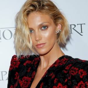 Anja Rubik na odważnym zdjęciu. Modelka zapozowała topless