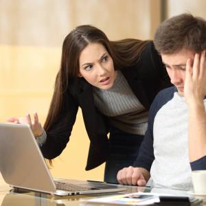 W pracy mogą pojawić się problemy, szczególnie u Wodnika! Sprawdź horoskop dla swojego znaku