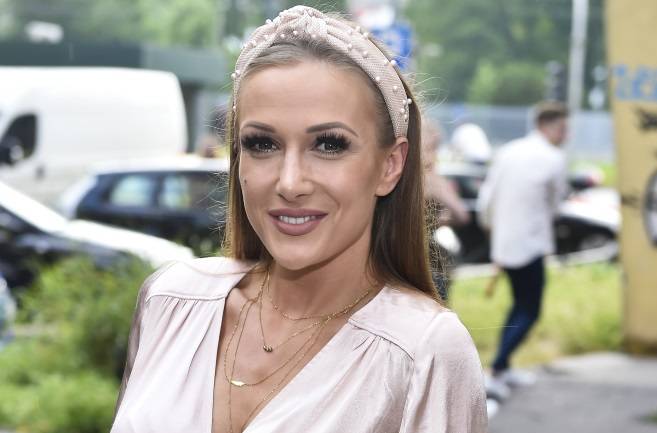 "Warsaw Shore". Eliza Trybała czule całuje męża. Pokazała też córki! "Piękna rodzina" - komentują internauci