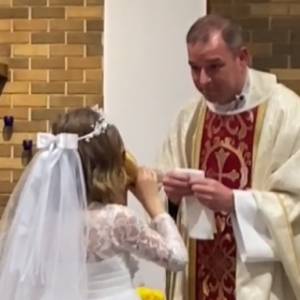 Zabawne zachowanie 7-latki podczas pierwszej komunii. Wychyliła kielich do dna [WIDEO]