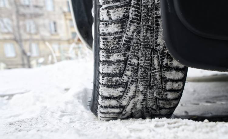 Niemiecki test zaskakuje wynikami. Jakie opony wybrać na jesień i zimę? Fot. Shutterstock