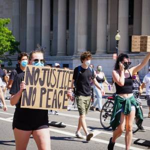 Żona policjanta Dereka Chauvina chce rozwodu. To on dusił George'a Floyda