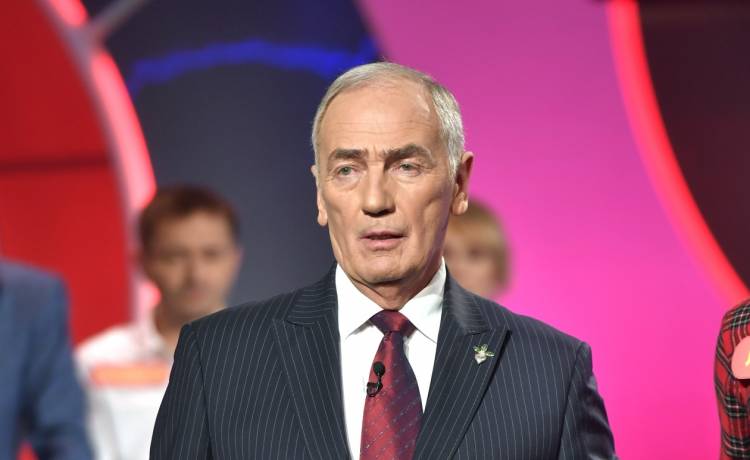 Karol Strasburger jako prowadzący „Familiadę”. Fot. AKPA