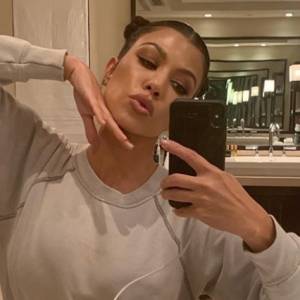 Kourtney Kardashian odsłoniła zbyt wiele? Nocna relacja z basenu rozgrzała fanów