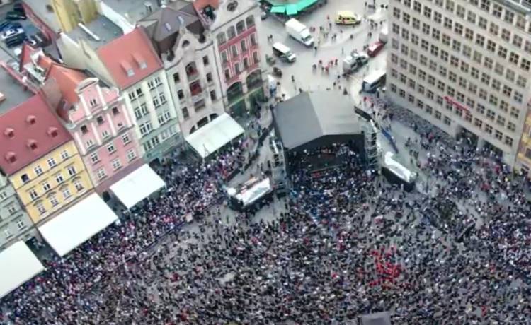 We Wrocławiu pobito kolejny Rekord Guinnessa! Ustanowiło go ok. 8 tys. gitarzystów [WIDEO]