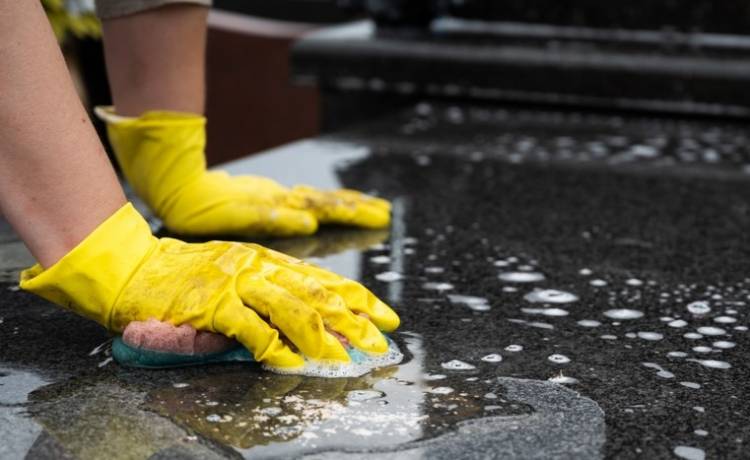 Poradnik, jak wyczyścić grób. Poznaj 3 domowe sposoby