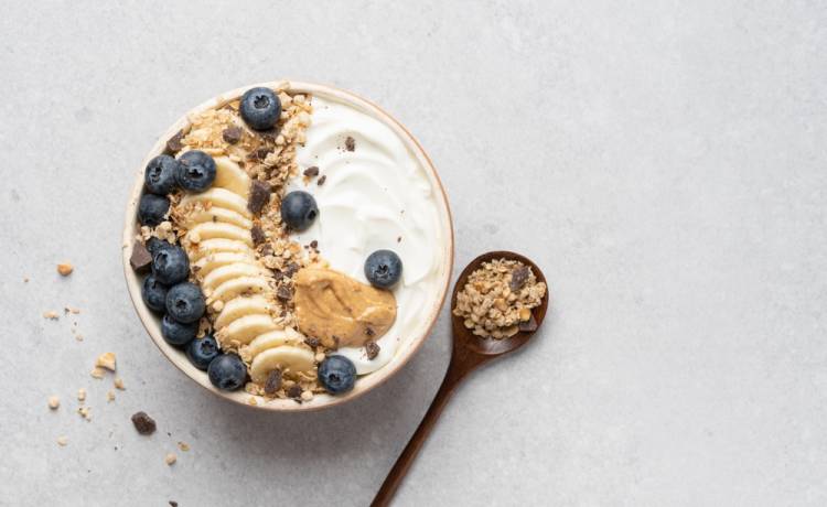 O której jeść śniadanie, żeby spalać tłuszcz szybciej? Eksperci wskazali idealną godzinę!, fot. Shutterstock