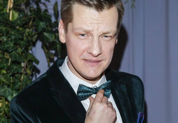 Marcin Mroczek pochwalił się zdjęciem z wakacji na wsi, a fani nie dowierzają! "Taki strój w pole?"                                                             