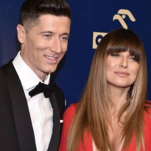 Czułe powitanie Anny i Roberta Lewandowskich. Słodki pocałunek zakochanych zatrzymany w kadrze