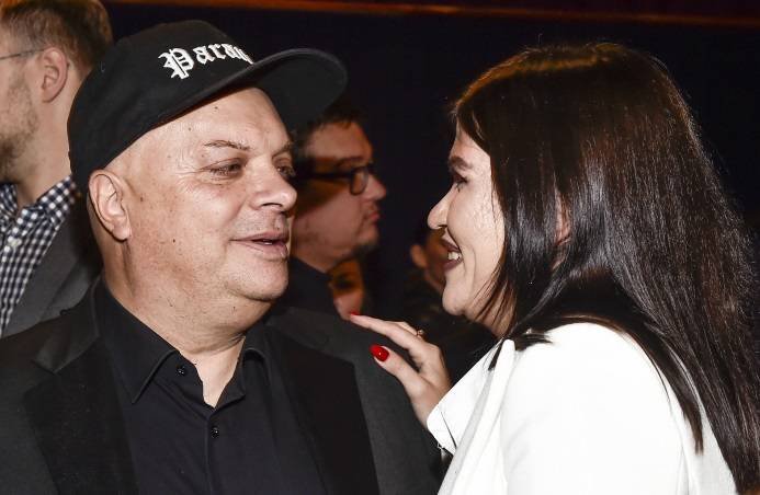 Karolina i Krzysztof Skibowie pochwalili się ślubną sesją. Kreacja panny młodej robi wrażenie [FOTO]