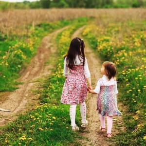 8-latka uratowała życie 2-letniej siostrze. Wszystko nagrały kamery monitoringu. Film trafił do sieci [WIDEO]