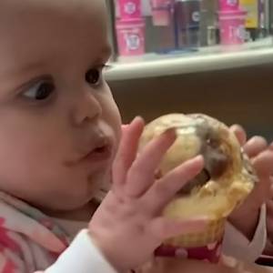 Dzieci po raz pierwszy spróbowały lodów. Internauci nie mogą powstrzymać śmiechu! [WIDEO]