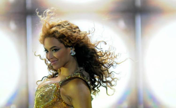 Fani zachwyceni niezwykłą kreacją Beyonce! Sukienka nie zasłaniała zbyt wiele [FOTO]