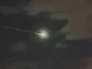 W Wielkiej Brytanii pojawił się olbrzymi meteoroid. Ludzie w szoku! [WIDEO]