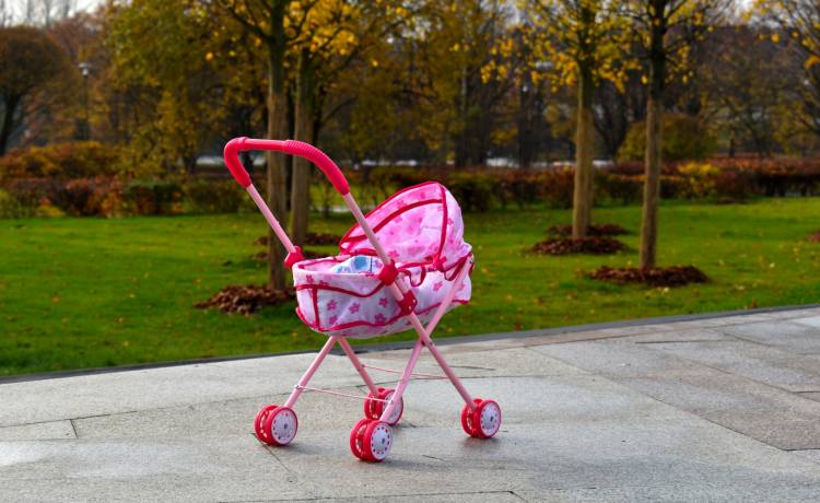 4-letnia dziewczynka wyrzuciła przez okno wózek dziecięcy. Trafiła nim w 64-latka