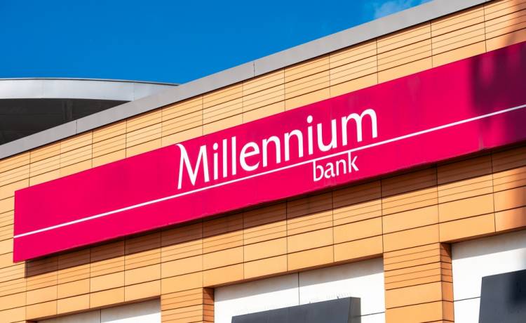 Uwaga na fałszywe oferty pracy! Bank Millenium ostrzega przed nową falą oszustw, fot. Shutterstock