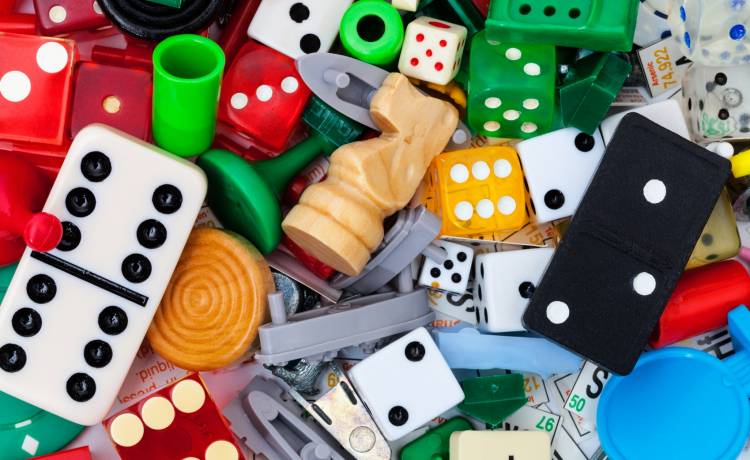 Gry na sylwestrowy wieczór w małym gronie. Co robić, by się nie nudzić?                                                             