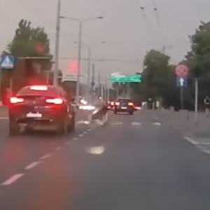 Przebiegł na czerwonym świetle, poślizgnął się przed autem! Wszystko się nagrało [WIDEO]