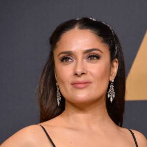 56-letnia Salma Hayek w bikini rozpaliła internet. Czas się dla niej zatrzymał. "Ideał" [ZDJĘCIA]