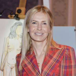 Pociągająca Edyta Pazura pręży wdzięki w pociągu. Zmysłowo i ponętnie! [FOTO]