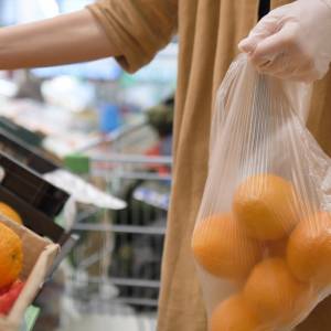Mutacja Omikron ponadprzeciętnie długo utrzymuje się na plastiku. Wiemy, ile czasu!