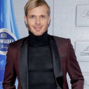 Tomasz Ciachorowski bez koszulki. Fani komentują: "Ciężko się skupić na tle". Gorący kadr trafił do sieci!