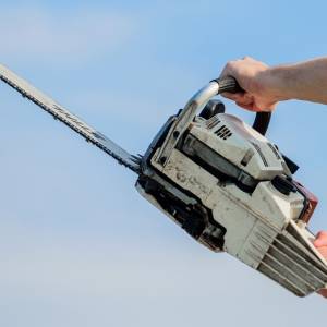 Scena jak z horroru na parkingu w Mławie! Zaatakował znajomego piłą łańcuchową i uciekł. Dlaczego?