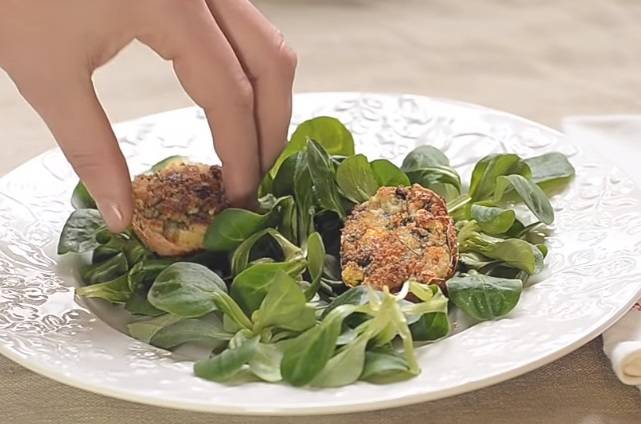 Smażone jajka faszerowane z pieczarkami. Sprawdź przepis od Magdy Gessler!                                                     