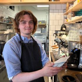 Pierwsza na świecie kawiarnia zarządzana przez AI! Kajetan ze Szczecina opowiada, jak pracuje się pod rządami sztucznej inteligencji Mony