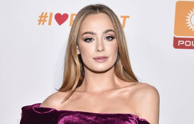 Wakacyjna Wiktoria Gąsiewska w rozpiętej koszuli na tle palm. Aktorka odsłoniła dekolt! [ZDJĘCIE]               