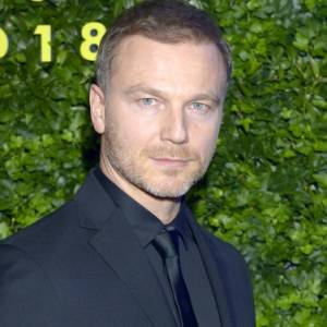 Krystian Wieczorek prezentuje poobijaną twarz. Efekt charakteryzacji wbija w fotel! [ZDJĘCIE]