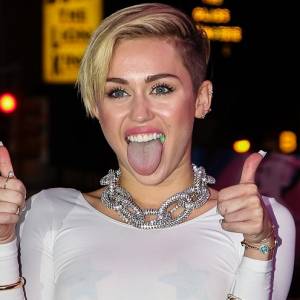 Miley Cyrus śpiewa przeboje zespołu Queen! Zaskakujące covery robią furorę w sieci [WIDEO]