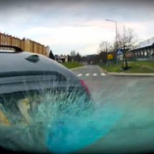 Dramatyczne nagranie wypadku na drodze. 18-latka popełniła fatalny błąd [WIDEO]