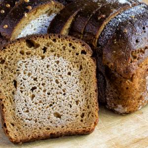 Mrozisz chleb i rozmrażasz go na patelni lub w tosterze? Lekarka mówi jasno