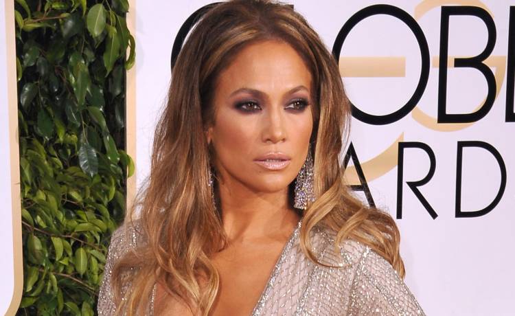 Jennifer Lopez w bardzo odważnej kreacji. Pokazała niemal wszystko [FOTO]