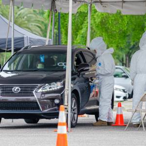 Dzielnicowy wziął pieniądze za pomoc w ominięciu obowiązkowej kwarantanny. Został zatrzymany