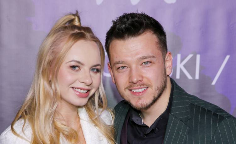 Aktorzy z "19+" bez córki na urlopie? Burza w komentarzach: "Po co wam dziecko?"