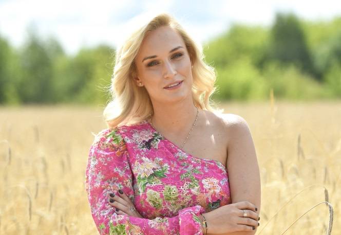  Kamila z "Rolnik szuka żony" u boku Rafała Brzozowskiego. Połączył ich telewizyjny projekt! [ZDJĘCIE]                                  