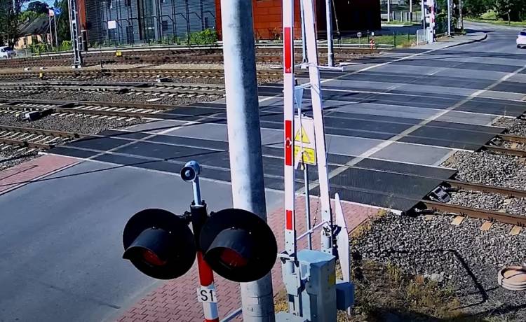 Szlaban "znokautował" rowerzystkę, która zignorowała czerwone światła. Internauci komentują: "Natychmiastowa kara" [WIDEO]