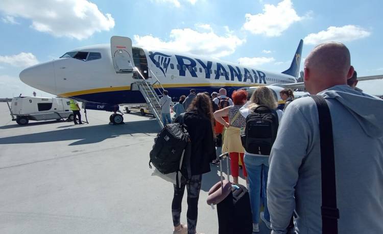 Ryanair zmienia zasady! Nowe przepisy dla pasażerów już od maja, fot. Shutterstock
