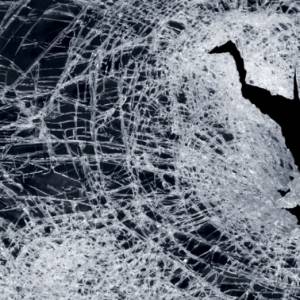 O krok od tragedii. Bryła lodu spadła na przednią szybę jadącego auta. Kierowca z ciężkimi obrażeniami