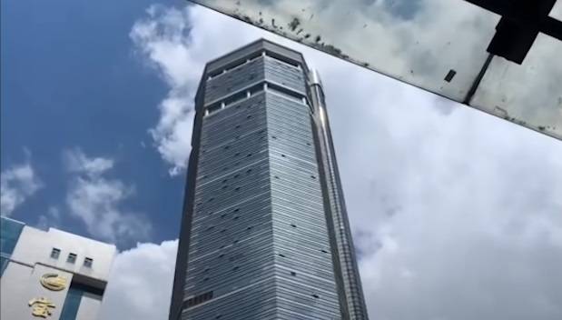 Ogromny drapacz chmur zaczął się chwiać. Tłum wpadł w panikę! Przerażające nagrania obiegły sieć [WIDEO]