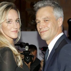 Aleksandra Żebrowska owinięta w ozdobny papier. Wszystko się nagrało! Internauci: "Żeby mąż nie oddał prezentu dzieciom" [WIDEO]