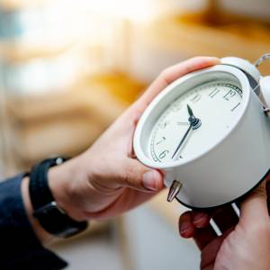 Pierwsza zmiana czasu w 2023 roku. Przestawimy zegarki do przodu czy do tyłu?